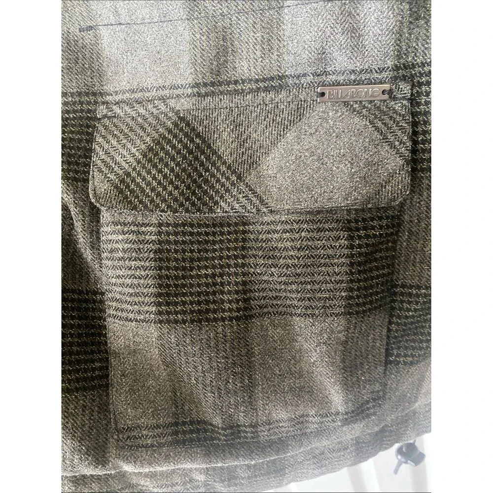 Billabong’s Men’s Gray Plaid Hooded 4 Pocket 1 inside Jacket With Adjustable Fit